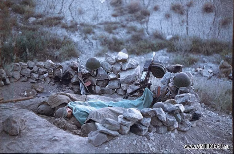 Hình ảnh một chốt dã chiến của binh sĩ Liên Xô tại vùng núi Afghanistan và súng phóng lựu tự động AGS-17 là thứ vũ khí tuyệt vời để chống lại chiến thuật biển người của Taliban.