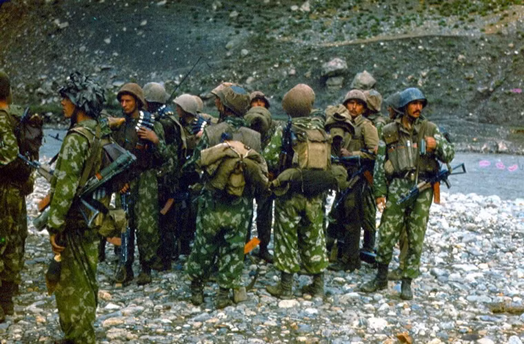 Bên cạnh các đơn vị bộ binh thông thường tại chiến trường Afghanistan Quân đội Liên Xô cùng triển khai khá nhiều các đơn vị đặc nhiệm và lính sơn cước chuyên tác chiến ở vùng núi và khu vực hiểm trở vốn là nơi các tay súng nổi dậy ẩn nấp.