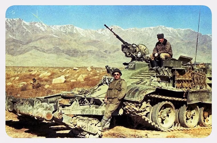 Quân đội Liên Xô bắt đầu triển khai tại Afghanistan vào cuối tháng 7/1978 sau khi cuộc khủng hoảng chính trị tại quốc gia Trung Á này không có dấu hiệu lắng xuống với việc lật đổ Tổng thống Hafizullah Amin.