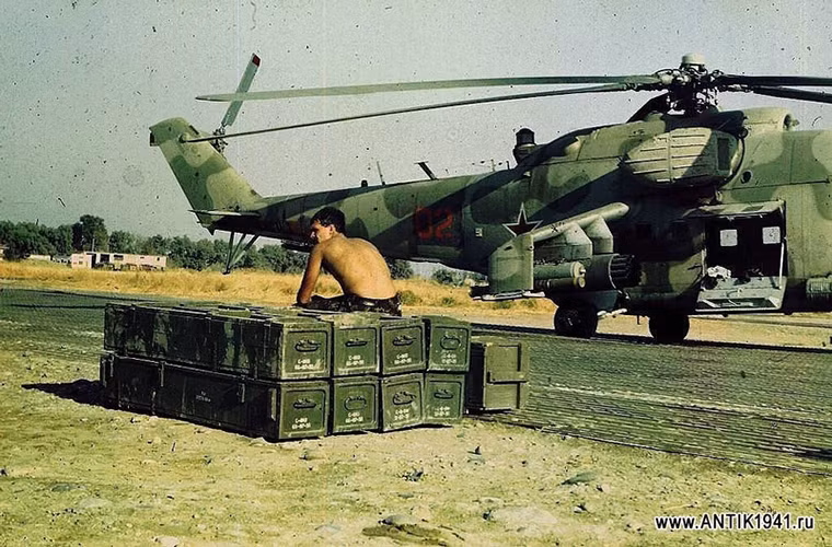 Hầu hết các bức ảnh này đều nằm trong các bộ sưu tập ảnh tư nhân tại Nga và chúng chưa từng được công bố. Trong ảnh là một binh sĩ Hồng quân Liên Xô bên cạnh trực thăng tấn công Mi-24 tham chiến tại Afghanistan.