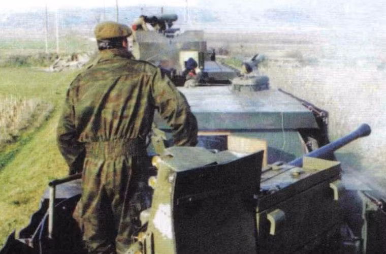 Một góc chụp khác cho thấy người lính đang đứng trước khẩu pháo cỡ nòng 37mm. Nguồn ảnh: QQ