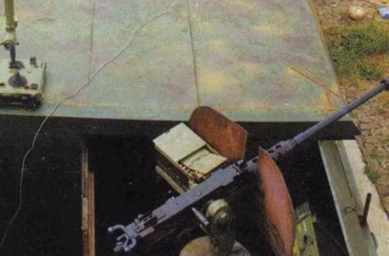 Trên tàu còn bố trí rất nhiều loại súng máy hạng nặng. Chúng sẽ được dùng để càn quét bộ binh đối phương khi đoàn tàu đi qua. Trong hình là khẩu M2HB cỡ nòng 12,7mm của Mỹ. Nguồn ảnh: QQ