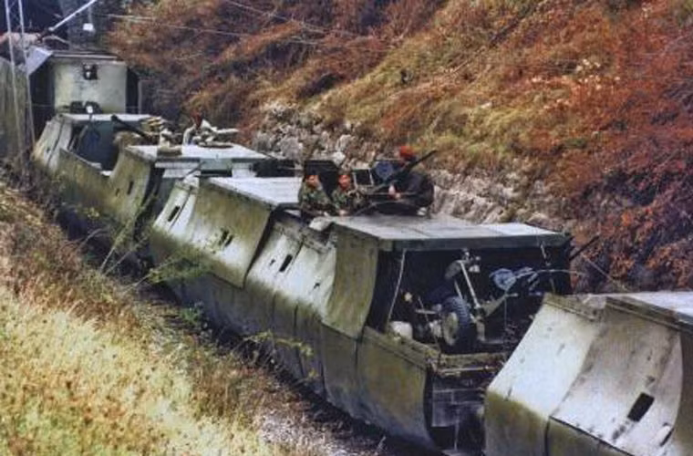 Các toa tàu được bọc giáp chắn chắc có thể chống lại được vũ khí cá nhân bắn thẳng, thậm chí là cả loại đạn cỡ 14,5mm. Nguồn ảnh: QQ