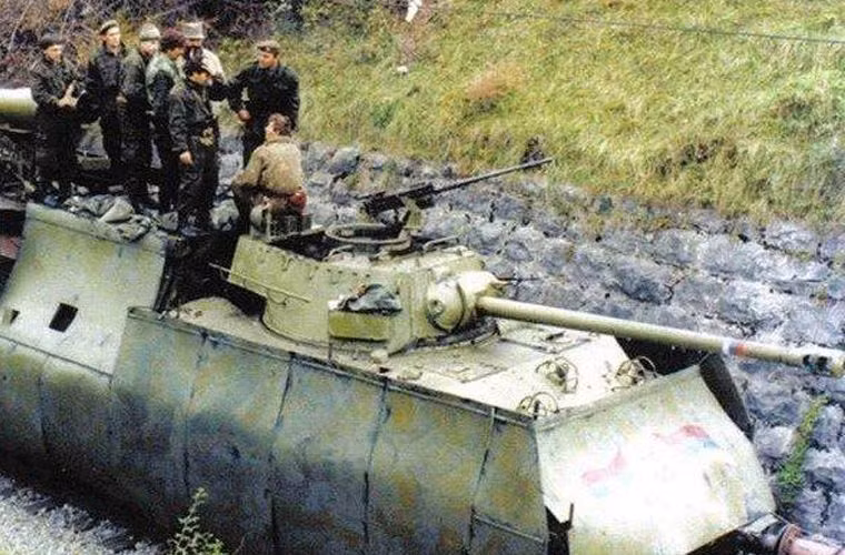 Một góc chụp khác cho thấy trên tháp pháo còn bố trí thêm một khẩu súng máy hạng nặng M2HB làm nhiệm vụ phòng không. Ảnh: Các binh sĩ điều khiển tàu đang hội ý trong phút nghỉ ngơi trên tàu hỏa bọc thép Krajina Express. Nguồn ảnh: QQ