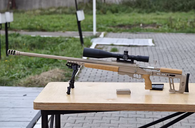 Đích thân Phó Thủ tướng Dmitry Rogozin đã đến TsNIITOCHMASH để kiểm tra mẫu súng trường bắn tỉa này và khẳng định nó sẽ được đưa vào trang bị cho lực lượng an ninh Nga. Tuy nhiên, trước đó có một số đánh giá cho rằng TsNIITOCHMASH không thể phát triển một mẫu súng trường bắn tỉa chính xác mới dựa trên công nghệ trong nước. Nguồn ảnh: Wikimedia.