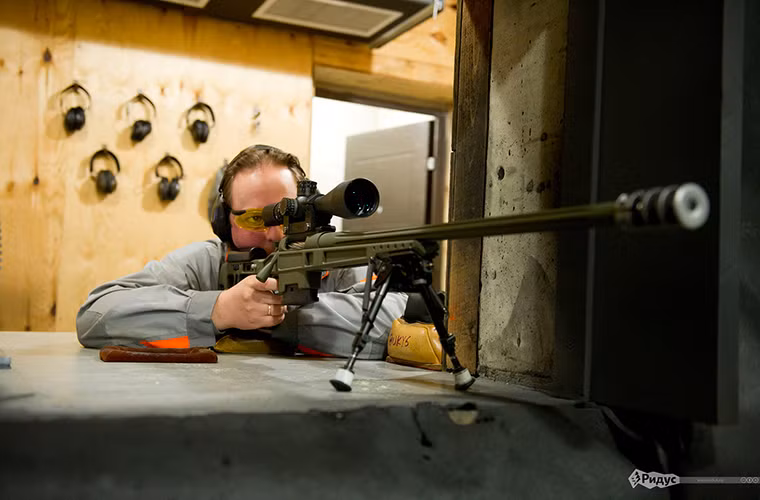 TsNIITOCHMASH tuyên bố mẫu súng trường bắn tỉa mới của công ty có thể tác chiến ban ngày lẫn ban đêm với các thiết bị hỗ trợ tiên tiến nhất, nó có tầm bắn hiệu quả có thể lên tới 2.000m. Nguồn ảnh: Ridus.