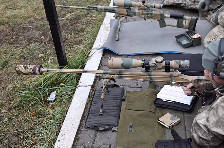 Theo Tổng giám đốc TsNIITOCHMASH - Dmitry Semizorov, trình tự đầu tiên cho đơn đặt hàng súng trường bắn tỉa mới dành cho lực lượng an ninh Nga đã được khởi động nhưng với quy mô nhỏ. Và trong thời gian đó nó sẽ tiếp tục được thiết kế lại và hoàn thiện trước khi đưa vào sản xuất hàng loạt. Nguồn ảnh: Wikimedia.