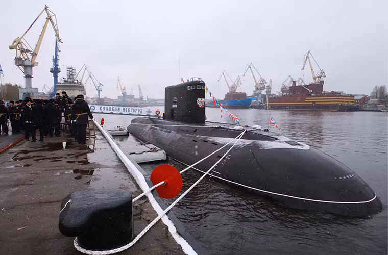 Theo hãng thống tấn TASS, Veliki Novgorod - tàu ngầm Kilo 636.3 thứ 5 đã chính thức được chuyển giao cho Hải quân Nga trong một buổi lễ diễn ra tại nhà máy đóng tàu Admiralty ở St Petersburg với sự tham dự của Phó Tư lệnh Hải quân Nga - Phó Đô đốc Alexander Fedotenkov và Giám đốc điều hành Admiralty - Alexander Buzakov. Nguồn ảnh: TASS.