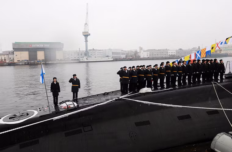 Phát biểu tại buổi lễ treo cờ hiệu thánh St Andrew 's (cờ hiệu của Hải quân Nga) lên tàu Veliki Novgorod, giám đốc Buzakov cho biết, sau một thời gian dài trải qua các thử nghiệm cấp nhà nước cuối cùng Veliki Novgorod đã chính thức được chuyển giao cho Hải quân Nga. Trong tương lai gần các tàu ngầm thuộc Project 636.3 sẽ là lực lượng tàu ngầm xương sống của Nga tại Biển Đen. Nguồn ảnh: TASS.