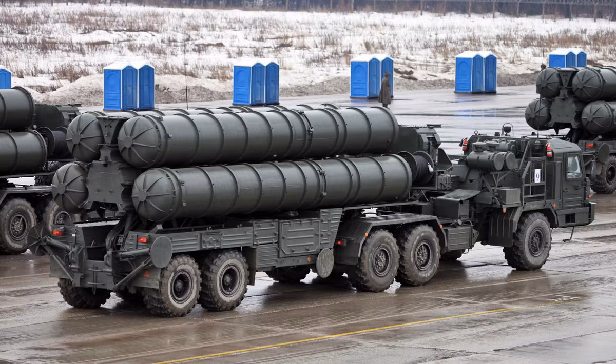 Việc chính giới Mỹ lo ngại sự xuất hiện của Iskander hay tên lửa S-400 tại Kalingrad không phải là không có cơ sở khi mà vùng đất này nằm sát các nước thuộc khối NATO. Mà S-400 là một tổ hợp hệ thống tên lửa phòng không có tầm bắn xa nhất thế giới hiện nay. Nguồn ảnh: Defensetalk.