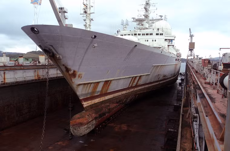 Tàu do thám Marshal Krylov được Hải quân Liên Xô đưa vào trang bị từ năm 1990 và tiếp theo sau đó là Hải quân Nga. Trong suốt thời gian hoạt động của mình Marshal Krylov tham gia vào hầu hết các chương trình phát triển tên lửa đạn đạo liên lục địa của Nga như Topol và Bulava. Nguồn ảnh: Dalzavod.