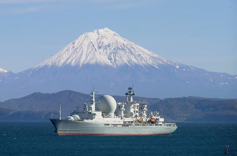 Theo thiết kế, tàu Marshal Krylov có lượng giãn nước tối đa lên đến 23.700 tấn, dài 211m và cao hơn 27m, Nó có thủy thủ đoàn 400 và có thể hoạt động liên tục hơn 120 ngày trên biển. Nguồn ảnh: Sdelanounas.ru.