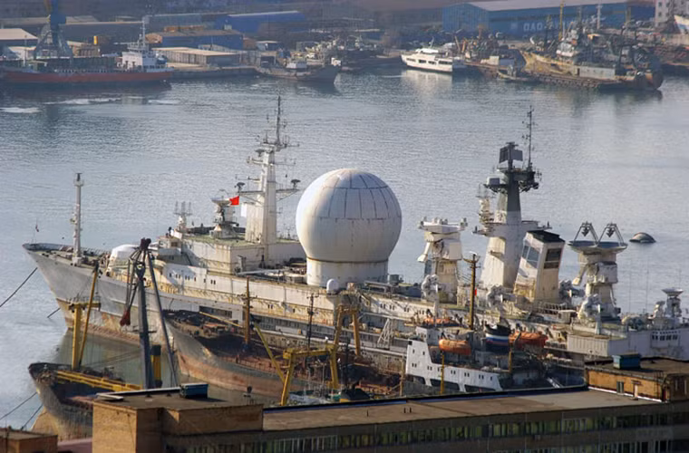 Theo Vladimir Matveyev – Phát ngôn viên của Quân khu phía Đông của Nga cho biết, tàu do thám Marshal Krylov được đưa đến nhà máy Dalzavod từ tháng 10/2015. Hiện tại quá trình lắp đặt hệ thống ăng ten và radar mới trên Marshal Krylov đã hoàn tất, giai đoạn nâng cấp tiếp theo của con tàu này là đại tu hệ thống động cơ chính và phụ, nâng cấp hệ thống vũ khí, hiện đại hóa thiết bị liên lạc vô tuyến và cải thiện tình trạng xuống cấp của các cabin và nhà ăn trên tàu. Nguồn ảnh: radikal.ru.