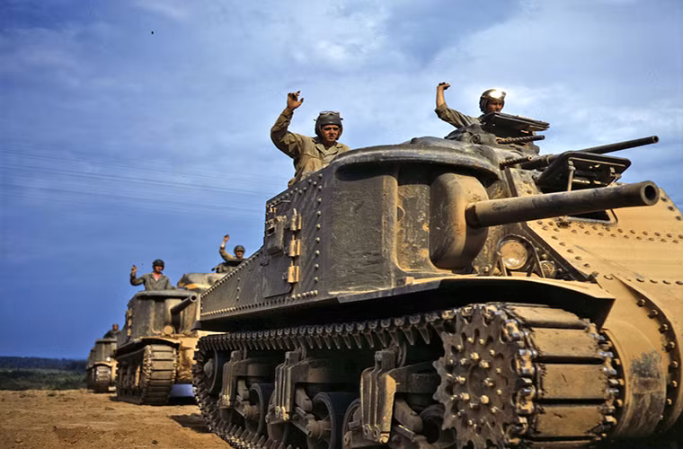 Trong năm 1940, Mỹ bắt đầu phát triển xe tăng M3 Lee nhằm đáp ứng yêu cầu trang bị khoảng 3.600 xe tăng hạng trung mới cho quân đội nước này lẫn Quân đội Anh vốn đang bước vào cuộc chiến toàn diện với Đức. Chỉ sau hơn 1 năm những chiếc xe tăng M3 Lee đầu tiên đã đi vào hoạt động vào cuối năm 1941. Nguồn ảnh: Defense Media Network.