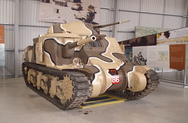 Dù vậy, xe tăng M3 Lee vẫn còn tiếp tục được sử dụng trong Quân đội Anh và Liên Xô cho đến năm 1945, một phần là do sự thiếu hụt vũ khí trong giai đoạn gần cuối của cuộc chiến. M3 vẫn là thứ vũ khí hiệu quả để hổ trợ cho bộ binh trên chiến trường hơn các dòng xe bọc thép hạng nhẹ. Nguồn ảnh: Military Weapons.