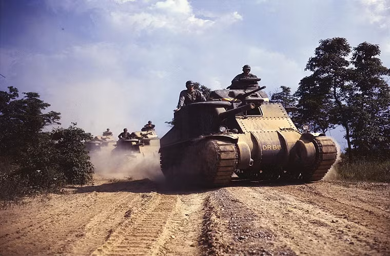 Như đã nói ở trên M3 được phát triển dành cho cả Quân đội Mỹ lẫn Anh do đó nó cũng được phát triển thành hai biến thể gồm M3 Lee và M3 Grant, điểm khác nhau duy nhất giữa chúng là tháp pháo chính. Nguồn ảnh: Defense Media Network.