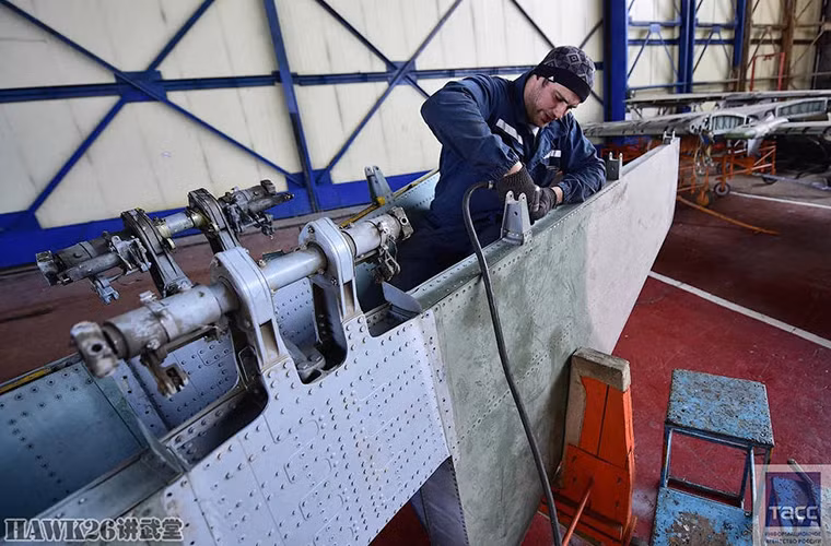 Tuy nhiên trước khi đại tu lớn một chiếc máy bay các kỹ sư và công nhân của nhà máy 322 phải kiểm tra xem tình trạng tổng thể của máy bay với trọng tâm vẫn là phần khung thân và cánh của nó.