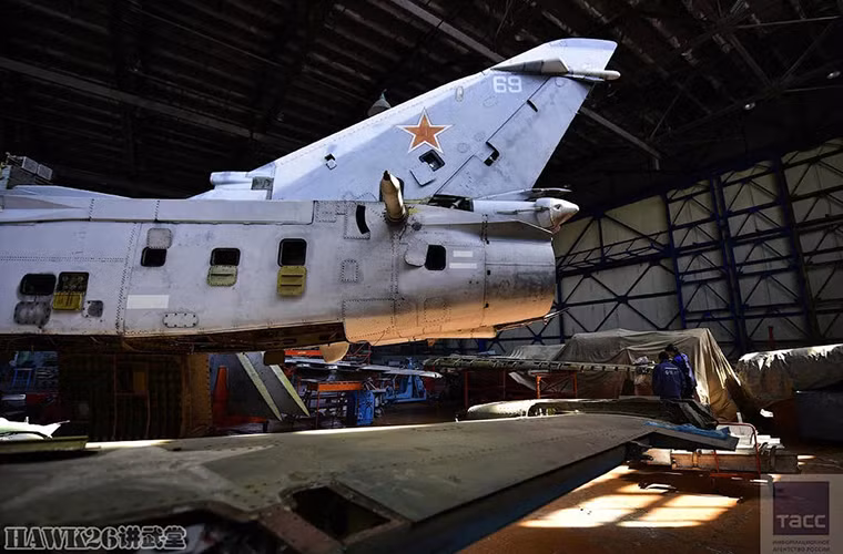 Phần đuôi của một chiếc tiêm kích bom Su-24 tại nhà máy 322, tình trạng của nó cũng không khác mấy với những chiếc máy bay nằm tại đây.