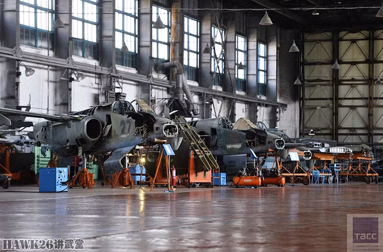 Có khoảng 5 chiếc Su-25 đang được sửa chữa tại nhà máy 322 con số này chưa tính tới số nằm ở các bãi chứa nằm ngoài nhà máy và chúng đều là sản phẩm từ thời Chiến tranh Lạnh.