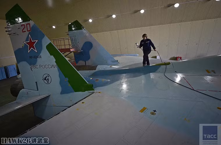 Trong ảnh là một chiếc Su-27 sau khi được đại tu tại nhà máy 322, nó không được sơn mới lại hoàn toàn mà chỉ được sơn dặm ở những phần bị bong tróc lớp sơn ngụy trang.