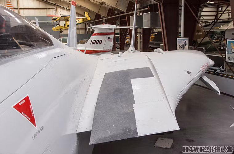 Cận cảnh phần cánh của F-14 khi cụp lại, sải cánh cánh máy bay có thể đạt gần 20m khi xèo ra. Cửa hút gió của F-14 cũng được đặt ngay dưới cánh vị trí tiếp giáp với phần thân chính.