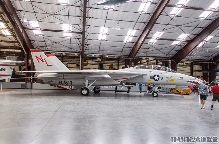 Giống như nhiều mẫu tiêm kích trên hạm khác của Mỹ vào thời điểm đó, F-14 có thiết kế hai chỗ ngồi và nó cũng được trang bị hai động cơ phản lực General Electric F110-GE-400 có thể giúp máy bay đạt tốc độ cực đại Mach 2,34 tương đương 2.485km/h.