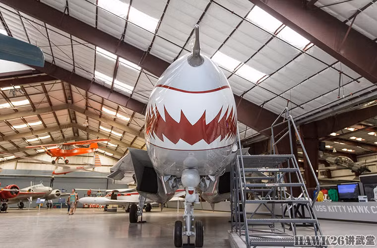 Tên tuổi của F-14 trong nước Mỹ càng trở nên nổi tiếng hơn sau bộ phim điện ảnh Top Gun được công chiếu vào năm 1986 do Tom Cruise thủ vai chính kể về cuộc sống của các phi công Hải quân Mỹ phục vụ trên biên đội tàu sân bay nước này.