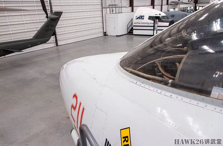 Đáng chú ý, đầu năm 1975, tàu sân bay USS Enterprise (CVN-65) mang theo liên đội hàng không với hai phi đội tiêm kích F-14A (VF-1 và VF-2) hành quân tới vùng biển Việt Nam tham gia "chiến dịch Gió lốc" di tản toàn bộ công dân Mỹ khỏi Sài Gòn vào tháng 4/1975. Đây chính là sứ mệnh đầu tiên của F-14 và cũng là cuối cùng của mẫu máy bay chiến đấu tối tân này ở Việt Nam. Trong ảnh là một nguyên mẫu tiêm kích F-14A được trưng bày tại Bảo tàng Không quân Hải quân Pima Mỹ. Chiếc máy bay này có số hiệu là C/N 303 NL-211 160684 phục vụ từ năm 1978-1994.