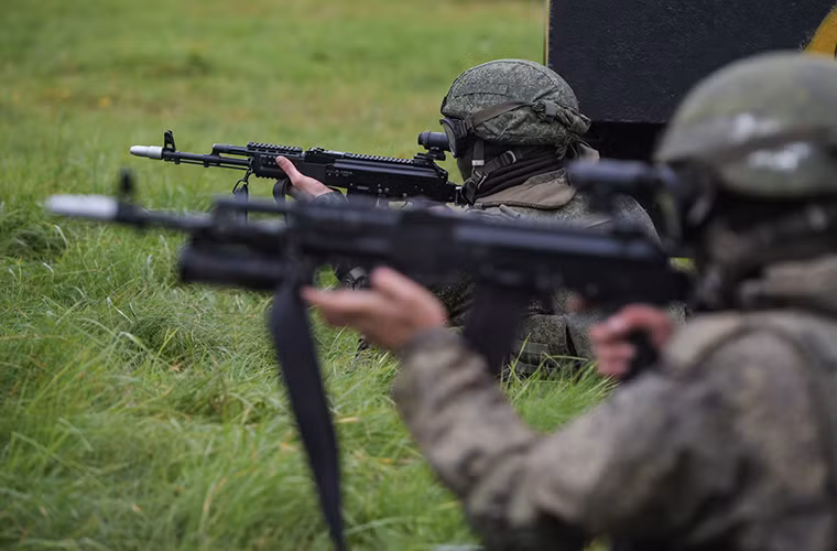 AK-12 cũng sử dụng cỡ đạn tiêu chuẩn 5.45×39mm của Quân đội Nga, về kích thước nó dài 940mm nặng chỉ 3kg và nó cũng sử dụng cơ chế bắn nạp đạn bằng trích khí với thoi nạp đạn xoay. Cần gạt lên đạn hay cần gạt giữa các chế độ bắn từng viên, điểm xạ 3 viên hoặc liên thanh tương tự như trên AK-74M và loại bỏ hoàn toàn thiết kế các biến thể trước đó.