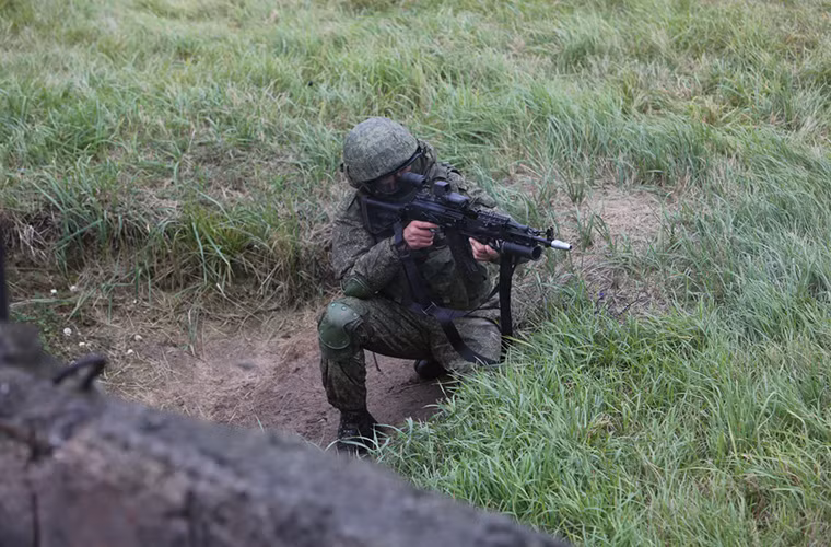 Còn đối với A-545, nó là biến thể cải tiến của dòng súng trường tấn công AEK-971 do nhà máy vũ khí Degtyarev chế tạo và là đối thủ cạnh tranh chính của AK-12 trong Quân đội Nga. Đây không phải là lần đầu tiên Degtyarev sở hữu tham vọng trở thành nhà thầu vũ khí chính cho Quân đội Nga khi trước đó là sự đối đầu giữa AEK-971 và An-94.