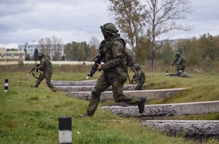 Được biết cho tới hiện tại Quân đội Nga đã đưa vào trang bị ít nhất 100.000 bộ quân trang Ratnik với tất cả các biến thể khác nhau và con số này sẽ tăng lên trong thời gian sắp tới.