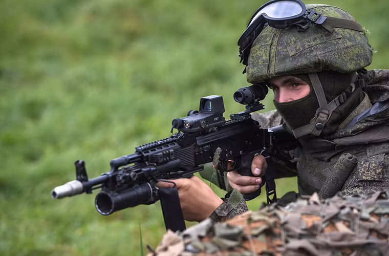 Trong ảnh là một binh sĩ Nga với khẩu AK-74M mới được thử nghiệm song song với AK-12 và A-545.