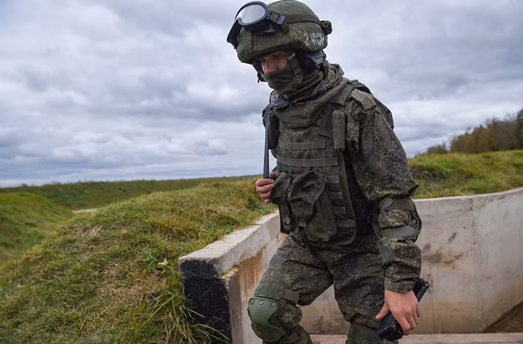 Trong ảnh là một binh sĩ Nga với bộ quân trang Ratnik mới, chỉ riêng áo giáp chống đạn của nó đã lên tới 7.2kg.