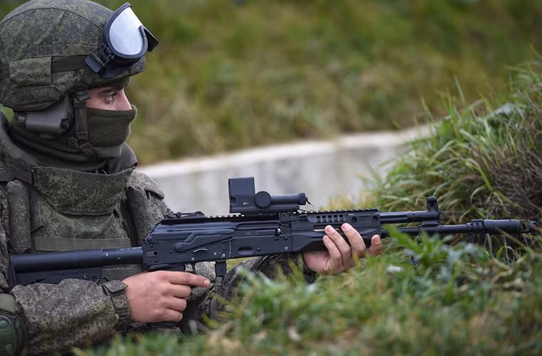 Và nếu được lựa chọn AK-12 sẽ là dòng súng trường tấn công tiếp theo của Quân đội Nga đi kèm với bộ quân trang Ratnik.