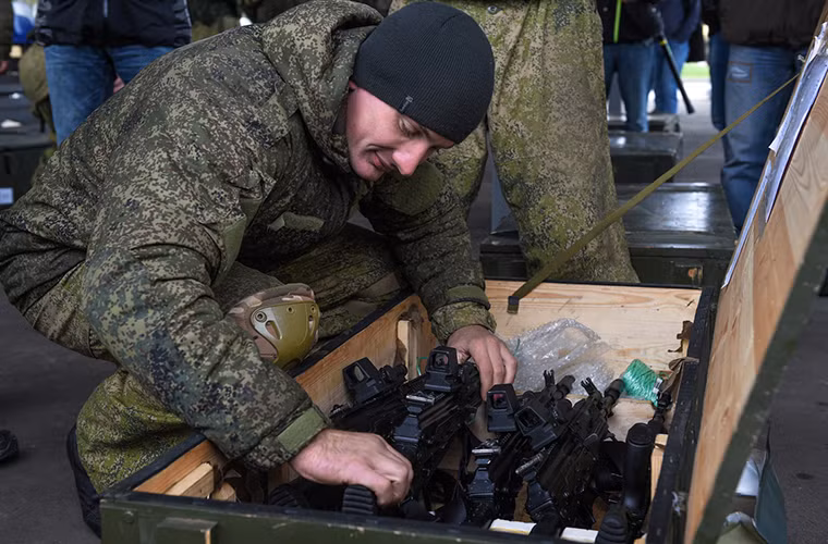 Đợt thử nghiệm này được Quân đội Nga tổ chức ngay tại thao trường quân sự Alabino nằm ở ngoại ô Moscow. Kết quả của đợt thử nghiệm sẽ giúp Quân đội Nga xác định AK-12 của Kalashnikov hay A-545 của Degtyarev sẽ trở thành mẫu súng trường tấn công tương lai của Nga.