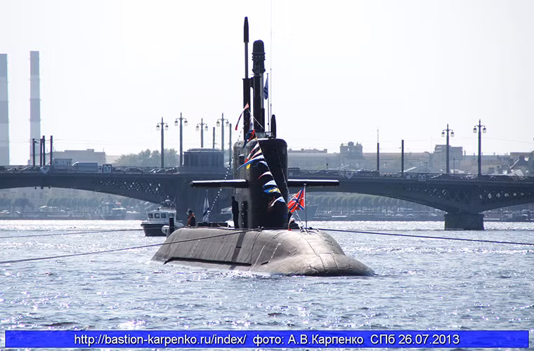 Lada cũng là lớp tàu ngầm diesel-điện đầu tiên của Nga sử dụng công nghệ AIP (hệ thống động lực không dùng không khí) và được xem như là biến thể hiện đại hóa của lớp tàu ngầm Kilo của Liên Xô trước đây. Ở một số thiết kế cơ bản ta vẫn có thể thấy sự tương đồng giữa Lada và Kilo. . Nguồn ảnh: bastion-karpenko.