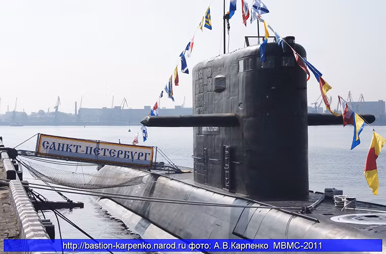 Về thiết kế, tàu ngầm Lada nhỏ hơn hẳn Kilo với lượng giãn nước tối đa khi lặn chỉ 2.700 tấn, dài 72m. Thời gian hoạt động trên biển của nó cũng 45 ngày với thủy thủ đoàn chỉ 34 người, tuy nhiên nó lại được trang bị hệ thống tự động hóa khá mạnh từ hệ thống vận hành cho tới tác chiến. Nguồn ảnh: bastion-karpenko.