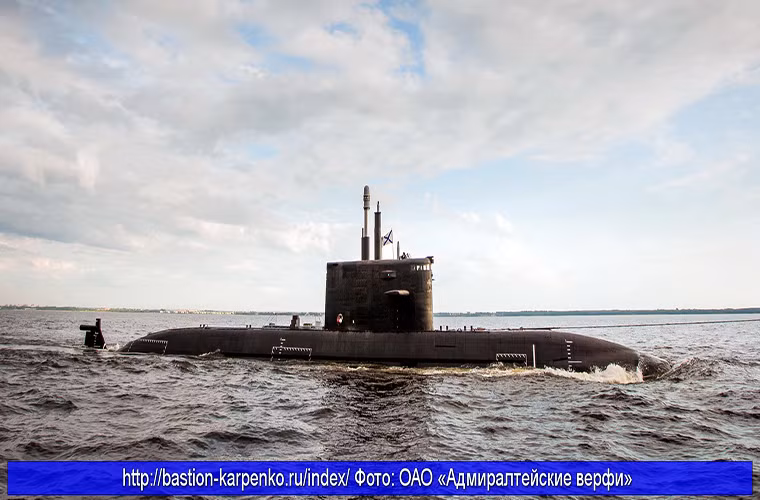 Dù cho đến hiện tại, tàu ngầm Sankt Peterburg vẫn chưa được biên chế chính thức cho Hải quân Nga. Tuy nhiên Moscow vẫn quyết định tiếp tục đóng mới hai chiếc còn lại thuộc Project 677 Lada là Kronstadt và Velikiye Luki sau nhiều lần trì hoãn. Nguồn ảnh: bastion-karpenko.