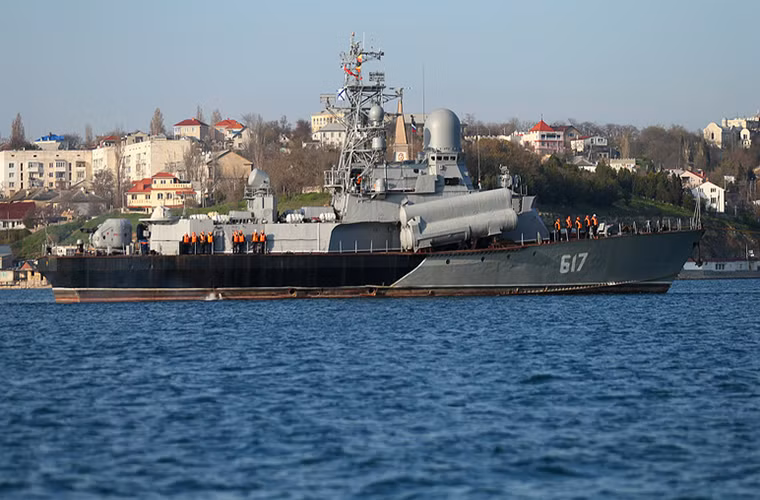 Theo hãng thông tấn TASS, Bộ Quốc phòng Nga đang tăng cường sức mạnh cho biên đội tàu chiến của nước này đang đóng ngoài khơi Syria trước các thách thức an ninh đối với lực lượng vũ trang Nga đóng tại đây. Được biết tàu chiến mới nhất của Hải quân Nga được điều tới Địa Trung Hải là tàu tấn công tên lửa Mirazh thuộc Projekt 1234.1.