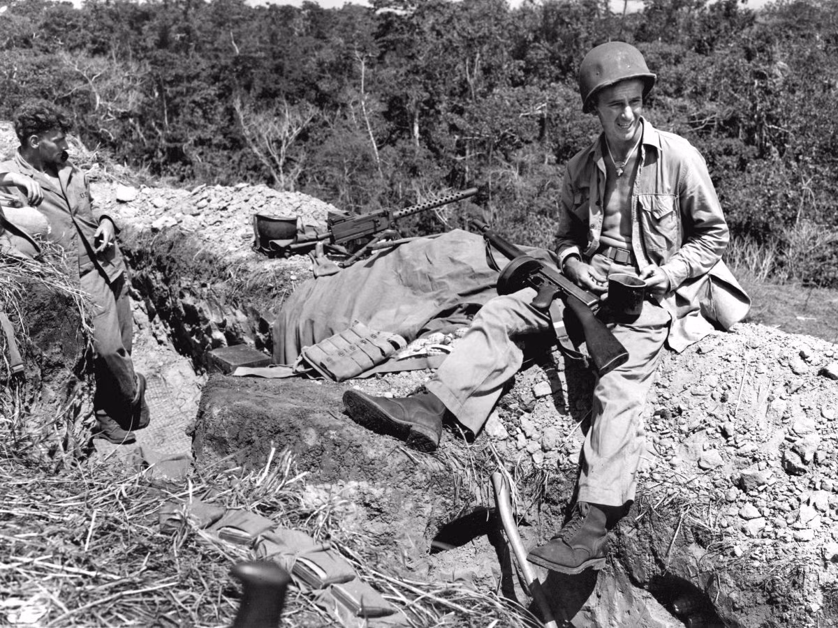 Bức ảnh được chụp năm 1943 trên quần đảo Guadalcanal, một binh sỹ Mỹ đang cầm sẵn chiếc cà-mèng chờ được phát thức ăn ngay trên chiến hào. Nguồn Ảnh: U.S.MarineCorpsPhoto.