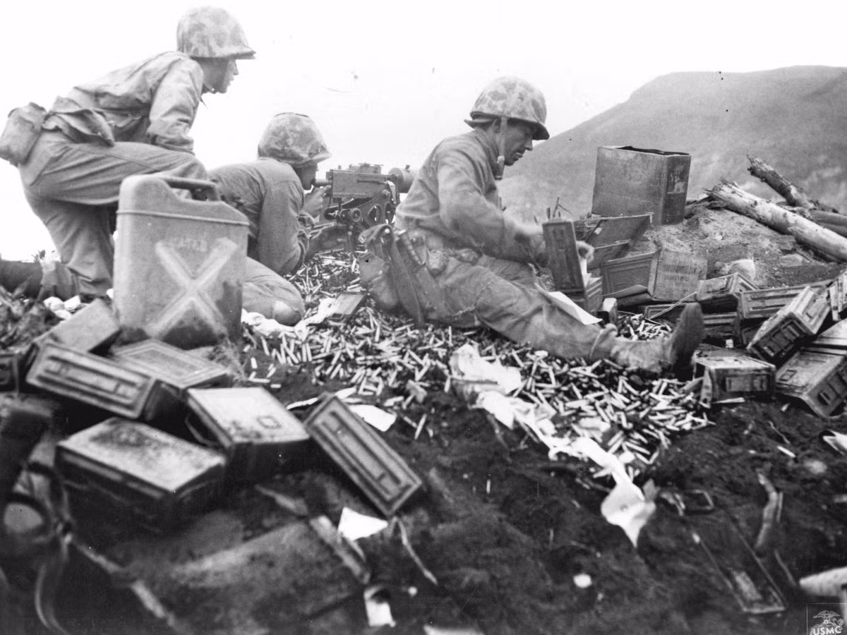 Iwo Jima là một hòn đảo cực kỳ quan trọng, từ sân bay trên đảo, không quân Mỹ có thể triển khai các phi vụ ném bom vào thẳng nước Nhật. Ảnh: Những binh sỹ Thủy quân Lục chiến Mỹ đang yểm trợ cho cuộc tấn công vào sân bay trên đảo Iwo Jima. Nguồn Ảnh: U.S.MarineCorpsPhoto.