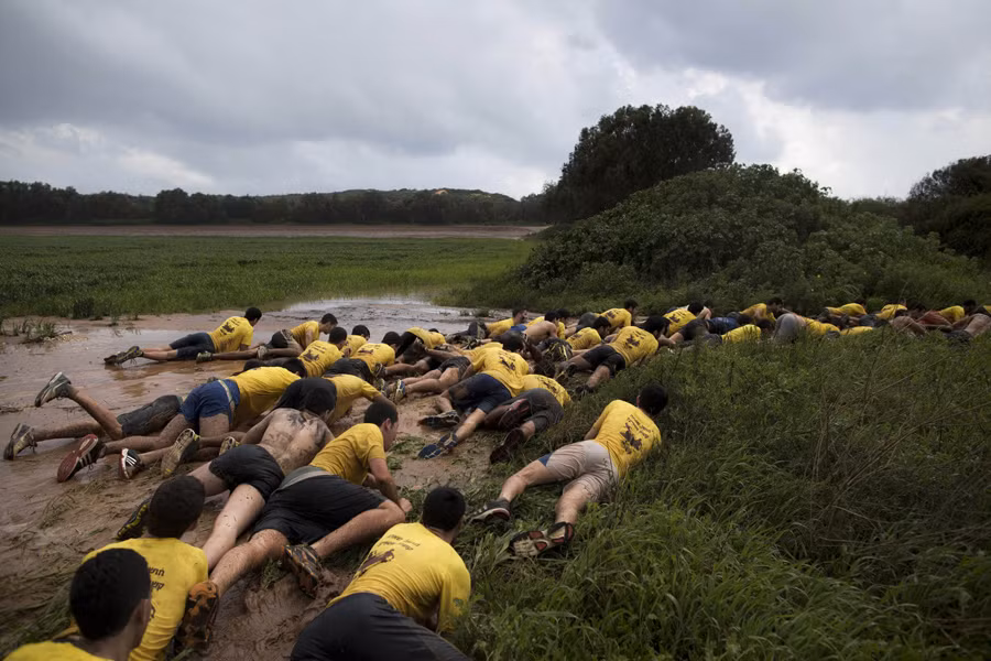 Với việc luôn tự coi mình ở "chiếu dưới" và sẽ có thể bị "úp sọt" bất cứ lúc nào bởi liên quân Ả-rập thì việc Israel huấn luyện quân sự cho mọi học sinh cấp 3 là tối quan trọng để trong trường hợp khẩn cấp những học sinh này sẽ luôn trong tư thế sẵn sàng chiến đấu bảo vệ tổ quốc. Nguồn ảnh: Theatlantic.