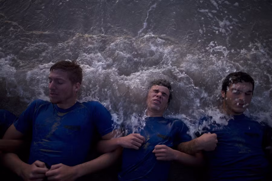 Ngâm nước lạnh hay bơi giữa đêm là bài huấn luyện khắc nhiệt nhất trong toàn khóa, thậm chí đã từng có học viên tử vong trong các bài huấn luyện này. Nguồn ảnh: Theatlantic.