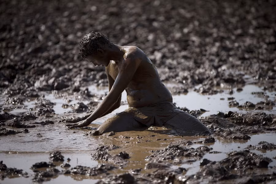 Một học viên quân sự vật lộn dưới bùn lầy trong trạng thái kiệt sức. Nguồn ảnh: Theatlantic.
