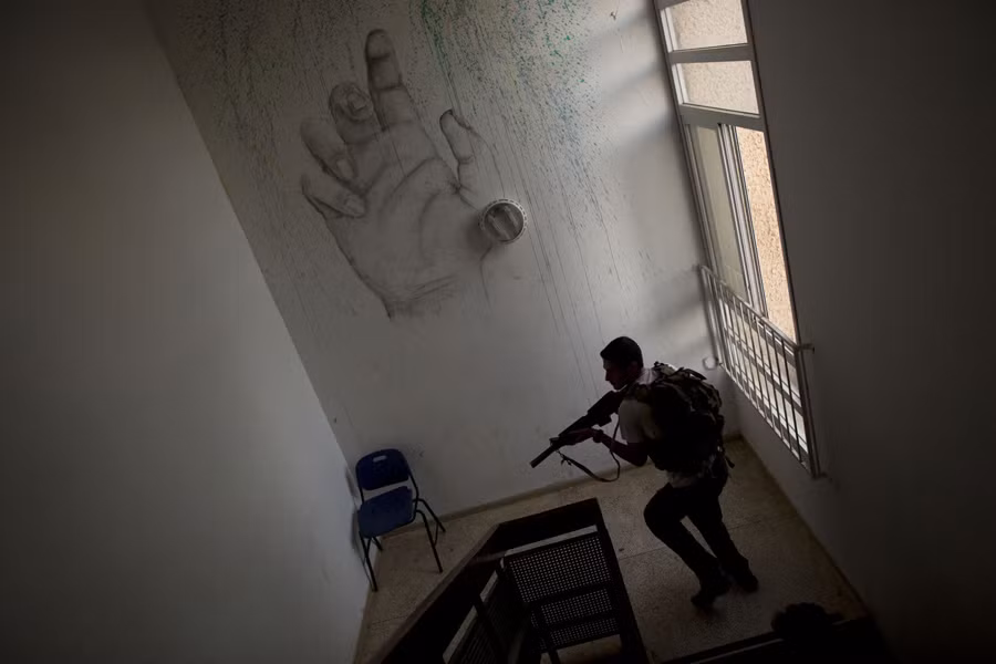 Những bài tập tác chiến trong môi trường đô thị, tác chiến theo tổ, nhóm là những thứ các học sinh này phải thuộc như lòng bàn tay. Nguồn ảnh: Theatlantic.