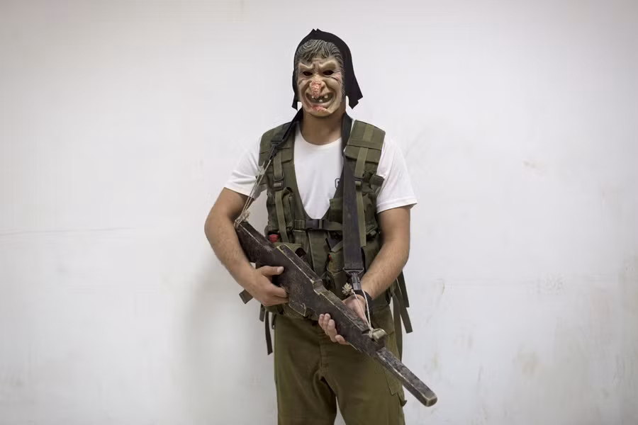 Trang bị của họ có quần áo của lực lượng quân đội Israel và súng bằng gỗ. Nguồn ảnh: Theatlantic.