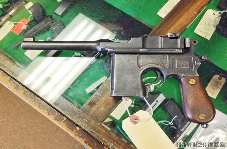 Theo trang QQ, một cửa hàng súng cổ ở Mỹ vừa cho trưng bày mẫu súng ngắn khá hiếm do Trung Quốc tự chế tạo trong nước từ đầu thế kỷ 20 có cái tên Shanxi Type 17 (Sơn Tây Type 17). Đây là loại vũ khí phổ biến nhất của Trung Quốc trong giai đoạn này. Tuy khẩu súng trong ảnh không phải là nguyên mẫu gốc của súng lục Type 17, nhưng giá thành của nó đã lên tới 3.500 USD. Nguồn ảnh: QQ.