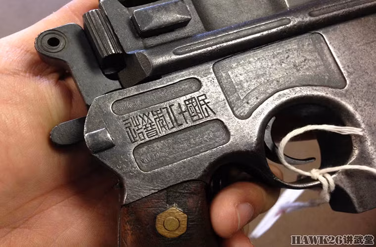 Bên cạnh việc được trang bị cho các đơn vị vũ trang quân phiệt của Trung Quốc khi đó, Shanxi Type 17 còn khá phổ biến trong giới tội phạm của Trung Quốc khi việc quản lý vũ khí được thả nổi. Bên phải thân khẩu Type 17 mới xuất hiện tại Mỹ cũng được đóng dấu Shanxi Type 17 vốn được sử dụng để phân biệt Type 17 với C96. Nguồn ảnh: QQ.