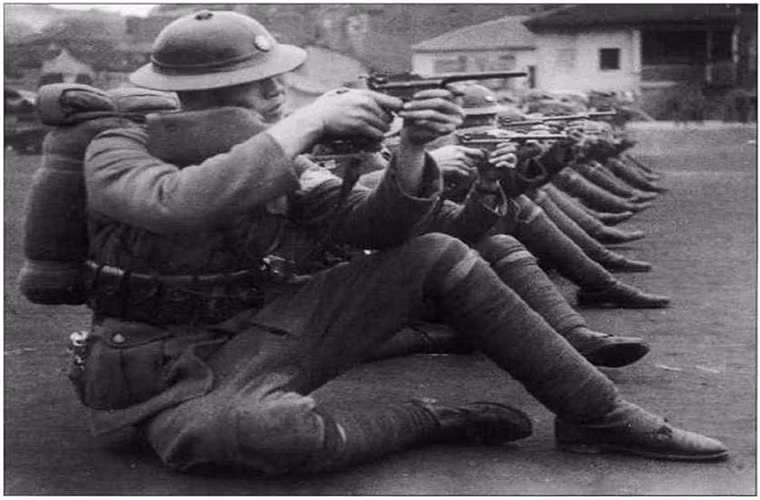 Trong ảnh là Quân đội Quốc dân Đảng trước Chiến tranh Thế giới thứ 2 sử dụng Type 17 với báng gỗ bổ sung. Nguồn ảnh: Pinterest.