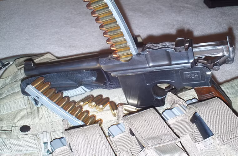 Type 17 cũng có hộp tiếp đạn 10 viên như C96 nhưng nó sử dụng hai kẹp đạn 5 viên thay vì một kẹp đạn 10 viên như C96 do kích thước đạn .45 ACP lớn hơn so với 7.63 Mauser. Chốt lên đạn của Type 17 cũng được bố trí ở phía sau ngay trên đó là thước ngắm cơ khí có tầm ngắm lên tới 1.000m. Nguồn ảnh: Surplusrifle Forum.